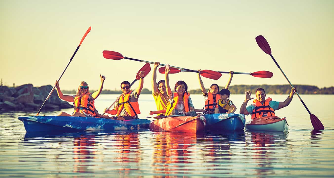 kayakingandcanoeingwithfamily-childrenoncanoe-familyon
